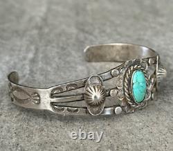 Old Vintage Native American Navajo Turquoise REPOUSSE Sterling silver Bracelet