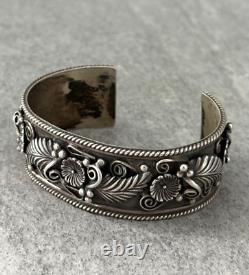 Vintage Native American Navajo L PATON Flowers Leaves Sterling silver Bracelet