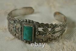 Vintage Native Americans Silver & Green Turquoise Cuff Bracelet Arrow Motif
