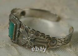 Vintage Native Americans Silver & Green Turquoise Cuff Bracelet Arrow Motif